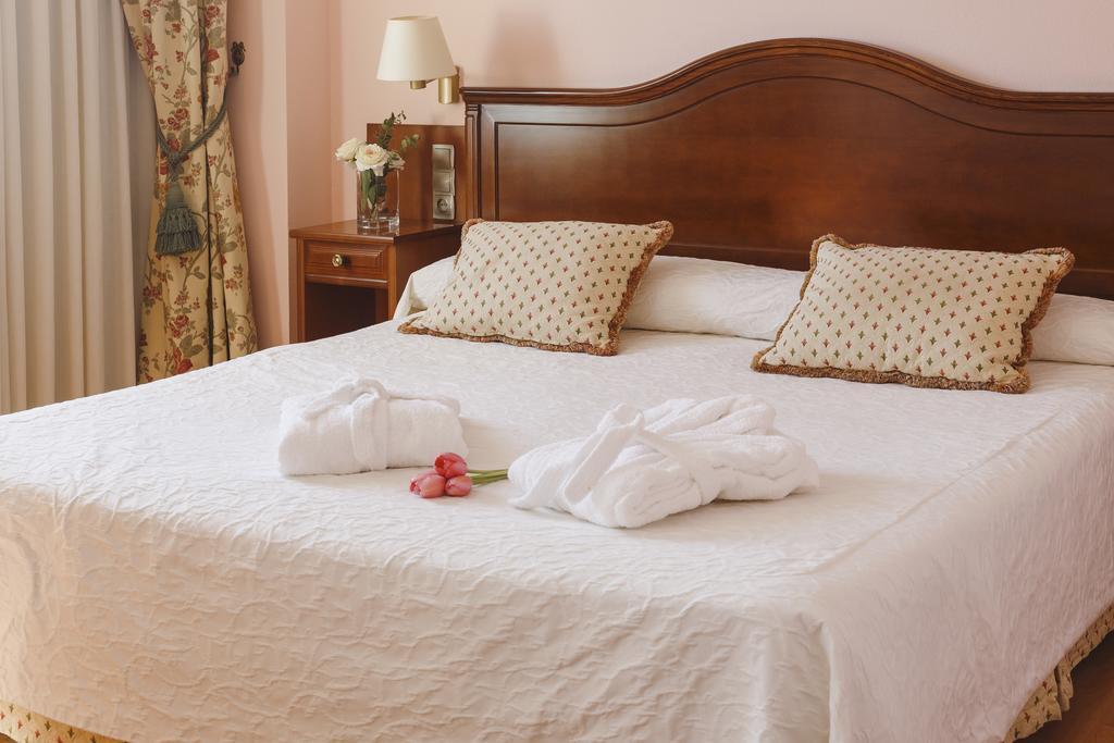 Hotel Restaurante Emilio إيّين المظهر الخارجي الصورة