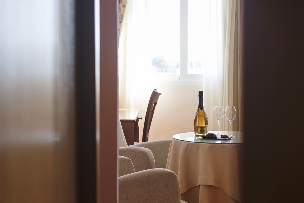 Hotel Restaurante Emilio إيّين المظهر الخارجي الصورة